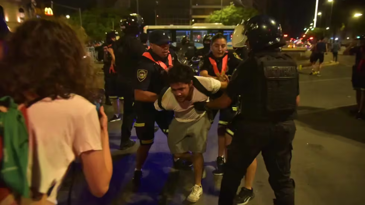 Hubo al menos cinco detenidos y personas heridas en el cacerolazo en el Patio Olmos. (FL / La Voz)