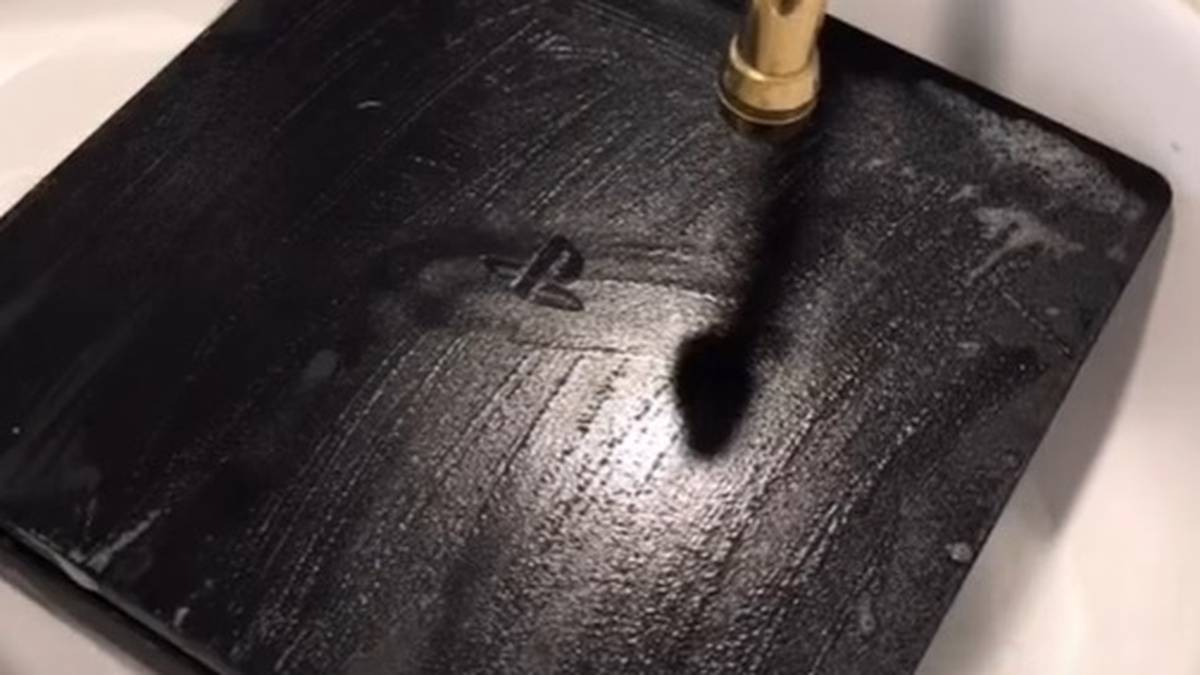 Quiso sorprender a su novio y lavó la PlayStation con agua y jabón