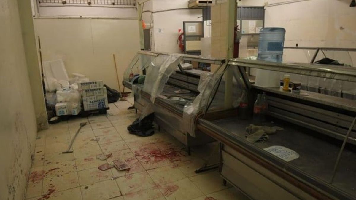 Este sábado por la tarde hubo 17 personas detenidas por intentos de saqueos en comercios de Las Heras, informó esta noche el Ministerio de Seguridad la provincia de Mendoza. Este sábado por la tarde hubo 17 personas detenidas por intentos de saqueos en comercios de Las Heras, informó esta noche el Ministerio de Seguridad la provincia de Mendoza.