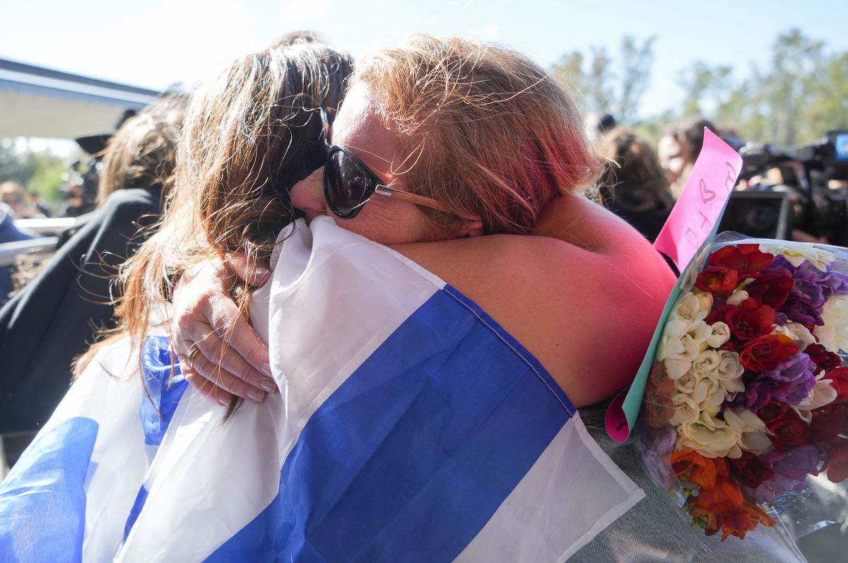 El segundo vuelo con 250 argentinos repatriados desde Israel llega alrededor de las 15 de este martes.