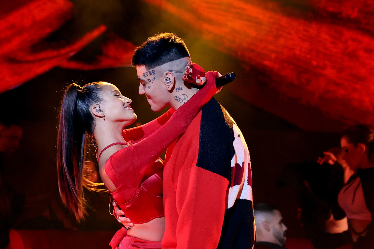 Emilia Mernes y Duki en pleno show.
