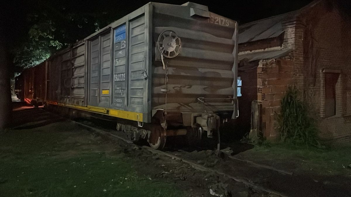 La locomotora de un tren de Trenes Argentinos se desvió de las vías en el oeste de la ciudad. La locomotora de un tren de Trenes Argentinos se desvió de las vías en el oeste de la ciudad.