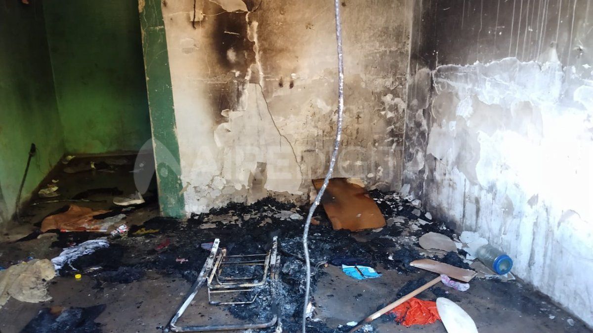 Una de las versiones de los vecinos sostiene que el problema comenzó entre personas de una misma familia en un hogar, que este jueves amaneció completamente quemado.