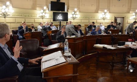 Este jueves, la Cámara de Senadores de Santa Fe convirtió en ley el proyecto de Presupuesto provincial 2022, y ratificó las modificaciones introducidas en Diputados la semana pasada. La sanción en la Cámara alta fue por unanimidad. Este jueves, la Cámara de Senadores de Santa Fe convirtió en ley el proyecto de Presupuesto provincial 2022, y ratificó las modificaciones introducidas en Diputados la semana pasada. La sanción en la Cámara alta fue por unanimidad.