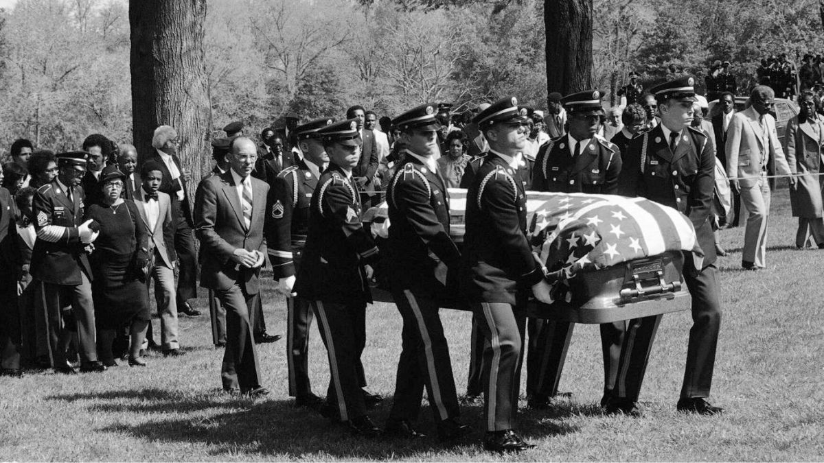 El domingo 12 de abril de 1981, Louis sufrió una falla cardíaca en Las Vegas y murió 28 días antes de cumplir 67 años. Por expreso pedido del por entonces presidente Ronald Reagan, fue sepultado con los honores de Héroe Nacional en la Sección 7A –debajo de la tumba del Soldado Desconocido– del Cementerio Nacional de Arlington. Antes de regresar a Alemania, Schmeling –quien también había pagado la última internación y hasta el funeral– le entregó un sobre con miles de dólares a la viuda de su extinto amigo. El domingo 12 de abril de 1981, Louis sufrió una falla cardíaca en Las Vegas y murió 28 días antes de cumplir 67 años. Por expreso pedido del por entonces presidente Ronald Reagan, fue sepultado con los honores de Héroe Nacional en la Sección 7A –debajo de la tumba del Soldado Desconocido– del Cementerio Nacional de Arlington. Antes de regresar a Alemania, Schmeling –quien también había pagado la última internación y hasta el funeral– le entregó un sobre con miles de dólares a la viuda de su extinto amigo.