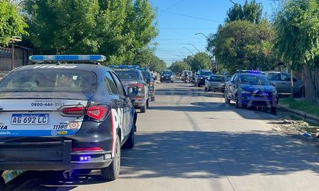 El momento en que policías custodiaban el domicilio en donde fue encontrada la víctima. El momento en que policías custodiaban el domicilio en donde fue encontrada la víctima.
