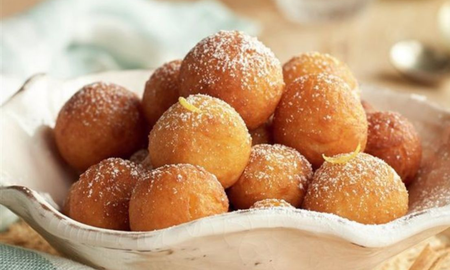 El buñuelo es un tipo de fruta de sartén de origen español que consiste en una masa de harina frita con forma esférica. La masa puede mezclarse con agua, leche, huevo o levadura. Puede llevar un relleno que generalmente es dulce. El buñuelo es un tipo de fruta de sartén de origen español que consiste en una masa de harina frita con forma esférica. La masa puede mezclarse con agua, leche, huevo o levadura. Puede llevar un relleno que generalmente es dulce.