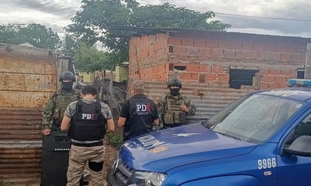 Tras reunir las pruebas necesarias, personal de la PDI detuvo a un hombre y busca a otro por el homicidio de Tomás Garro. Tras reunir las pruebas necesarias, personal de la PDI detuvo a un hombre y busca a otro por el homicidio de Tomás Garro.