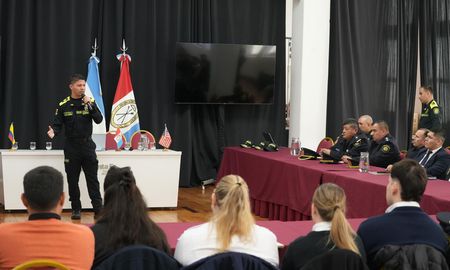 El Gobierno de la provincia de Santa Fe continúa profundizando su política de seguridad con eje en la profesionalización de la policía y el fortalecimiento de las capacidades de investigación criminal. El Gobierno de la provincia de Santa Fe continúa profundizando su política de seguridad con eje en la profesionalización de la policía y el fortalecimiento de las capacidades de investigación criminal.