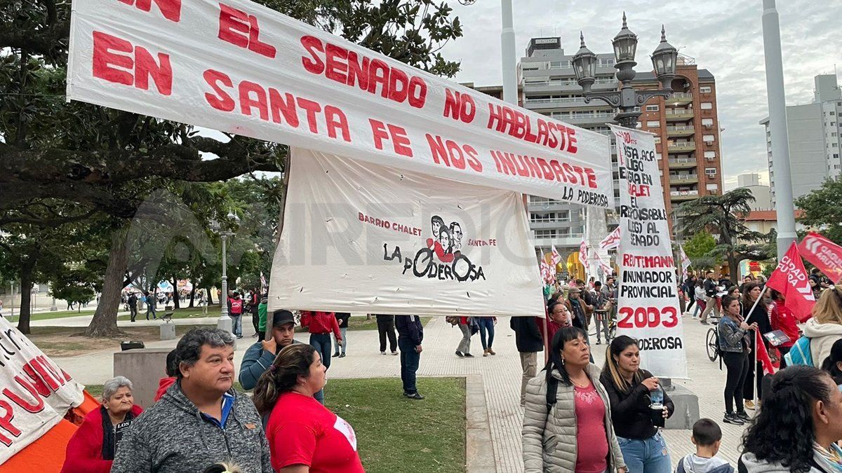 Organizaciones y movimientos sociales y políticos de Santa Fe participaron del acto central frente a Casa de Gobierno.