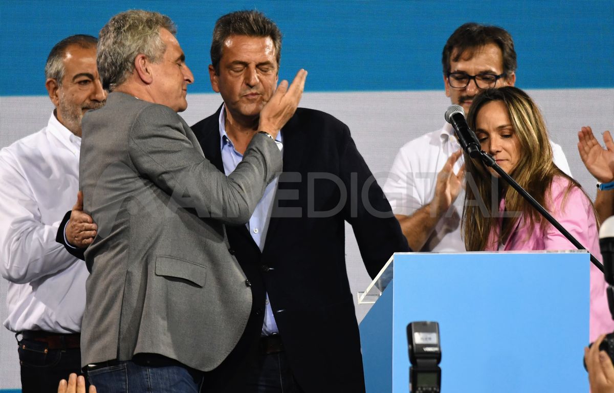 Sergio Massa perdió con Javier Milei y dijo que a partir de ahora la responsabilidad de lo que pase es del Presidente electo en estas elecciones 2023. Sergio Massa perdió con Javier Milei y dijo que a partir de ahora la responsabilidad de lo que pase es del Presidente electo en estas elecciones 2023.