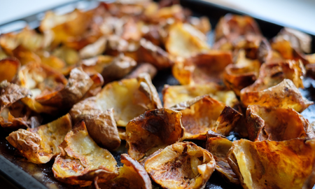 Chips de cáscaras de papas: la receta fácil y rica para no desperdiciar nada Chips de cáscaras de papas: la receta fácil y rica para no desperdiciar nada