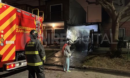 Incendio en una cochera del barrio María Selva en Santa Fe Incendio en una cochera del barrio María Selva en Santa Fe