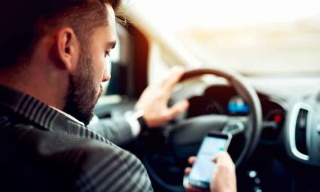 Cuando un conductor mira al teléfono durante tres segundos, circulando a 40 km/h, la velocidad máxima permitida en calles, recorre 33 metros a ciegas. Es casi comparable a conducir casi media cuadra con los ojos cerrados. Cuando un conductor mira al teléfono durante tres segundos, circulando a 40 km/h, la velocidad máxima permitida en calles, recorre 33 metros a ciegas. Es casi comparable a conducir casi media cuadra con los ojos cerrados.