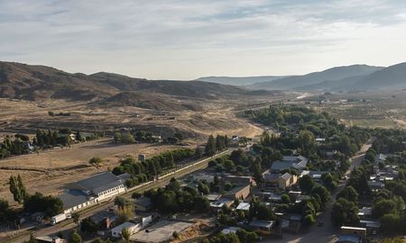 El arroyo Comallo atraviesa el pueblo y crea un valle con bardas rojizas que cautiva a visitantes. El arroyo Comallo atraviesa el pueblo y crea un valle con bardas rojizas que cautiva a visitantes.