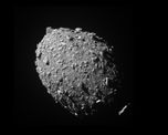 El asteroide Dimorphos visto por la nave espacial Dart, 11 segundos antes del impacto. El generador de imágenes DRACO de DART capturó esta imagen a una distancia de 68 kilómetros. Esta imagen fue la última completa de todo el asteroide Dimorphos antes de que lo golpeen. El asteroide Dimorphos visto por la nave espacial Dart, 11 segundos antes del impacto. El generador de imágenes DRACO de DART capturó esta imagen a una distancia de 68 kilómetros. Esta imagen fue la última completa de todo el asteroide Dimorphos antes de que lo golpeen.