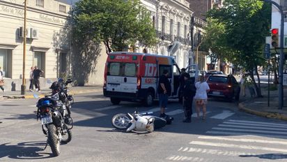 Accidente en Santa Fe: un auto y una moto chocaron en plena Recoleta