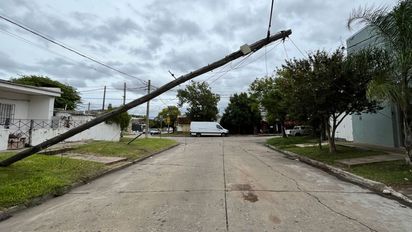Peligro en el suroeste de Santa Fe: cayó un poste y quedó sostenido por cables