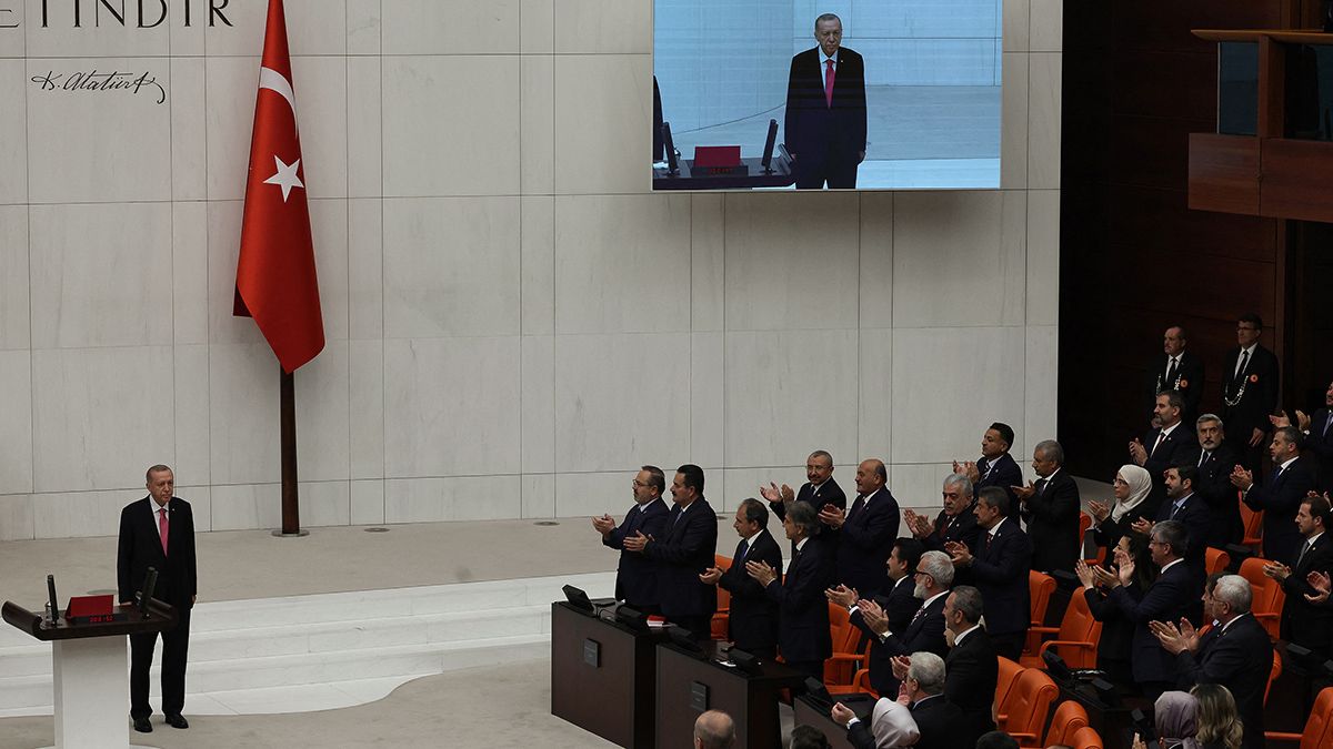 El presidente turco, Recep Tayyip Erdogan, juró hoy ante el Parlamento en Ankara para iniciar su tercer mandato, que extenderá los 20 años que ya lleva en el poder.