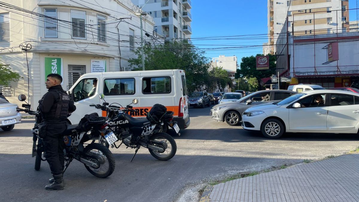 El hecho se registró minutos antes de las ocho, y obligó a desplegar un importante operativo policial bajo un fuerte hermetismo. El hecho se registró minutos antes de las ocho, y obligó a desplegar un importante operativo policial bajo un fuerte hermetismo.