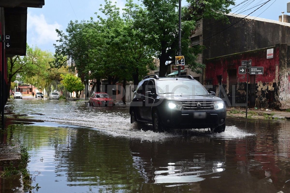 El agua provocó el anegamiento en varias calles de la ciudad de Santa Fe. El agua provocó el anegamiento en varias calles de la ciudad de Santa Fe.