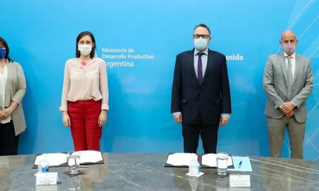 El convenio fue firmado por el ministro de Desarrollo Productivo, Matías Kulfas, y la embajadora de la Unión Europea en Argentina, Aude Maio Coliche. El convenio fue firmado por el ministro de Desarrollo Productivo, Matías Kulfas, y la embajadora de la Unión Europea en Argentina, Aude Maio Coliche.