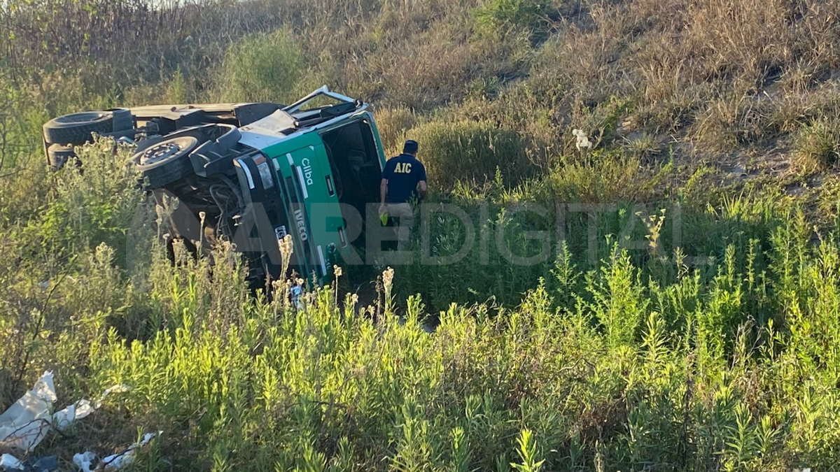 La unidad de Cliba despistó y volcó. Personal de la AIC investiga la mecánica del choque.