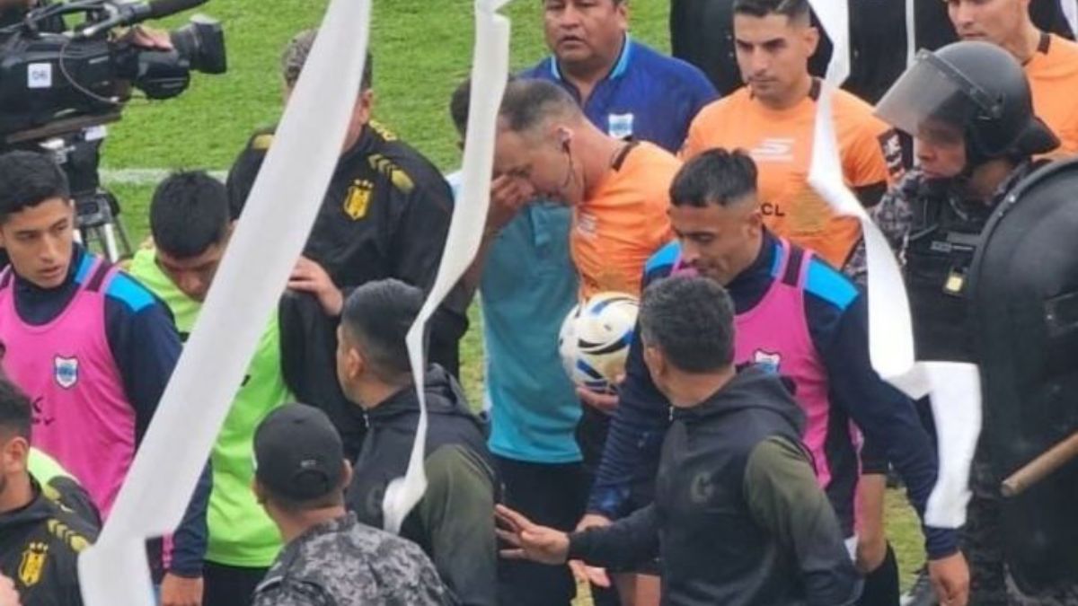 "Suspend&iacute; el partido por cosas que no deben pasar. El Tribunal de Disciplina actuar&aacute; seg&uacute;n mi informe", hab&iacute;a declarado Lucas Comesa&ntilde;a.