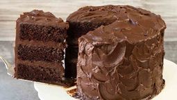 altText(Torta Matilda: el truco del café caliente para lograr la masa de chocolate más húmeda)}
