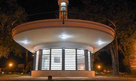 El inmueble ubicado en la rotonda de Colón fue puesto en valor y se transformó en la nueva sede del Distrito Suroeste, que anteriormente funcionaba en la Estación Mitre. El inmueble ubicado en la rotonda de Colón fue puesto en valor y se transformó en la nueva sede del Distrito Suroeste, que anteriormente funcionaba en la Estación Mitre.