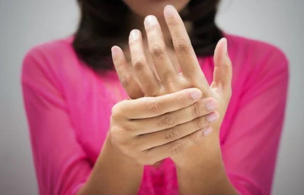 Por qué se duermen las manos al dormir