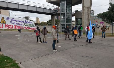 Trabajadores de la pesca deportiva realicen cortes de rutas y accesos en toda la provincia. Trabajadores de la pesca deportiva realicen cortes de rutas y accesos en toda la provincia.