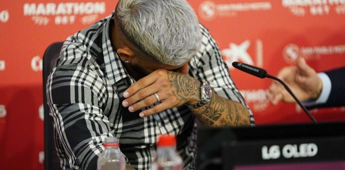 El jugador se despidió claramente emocionado a través de una conferencia de prensa del club andaluz. Seguirá su carrera en Arabia Saudita. (Foto: Prensa Sevilla FC)