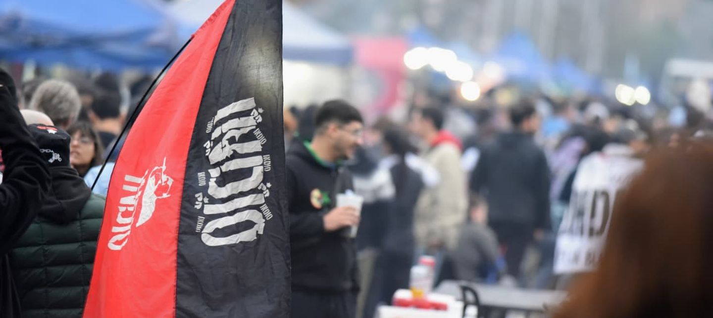 El último adiós al Indio, en fotos: masiva peregrinación hacia Avellaneda Desde todo el país, los fanáticos del Indio Solari llegaron a Avellaneda para el último adiós al popular músico.