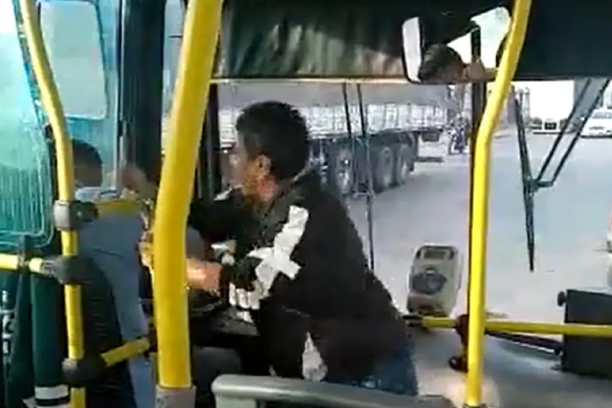 El colectivo chocó al auto y la mujer agredió al conductor.