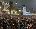 Así despiden los fanáticos al Indio Solari en Plaza de Mayo. Así despiden los fanáticos al Indio Solari en Plaza de Mayo.