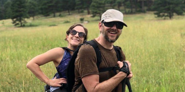 Ella no puede caminar, él no puede ver y juntos escalan montañas