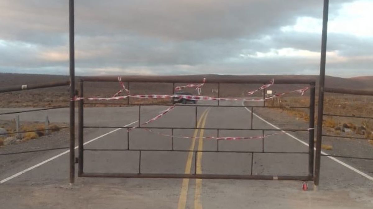 La tranquera de hierro atraviesa la ruta provincial 12 y genera demoras para los habitantes de Gualjaina y alrededores.