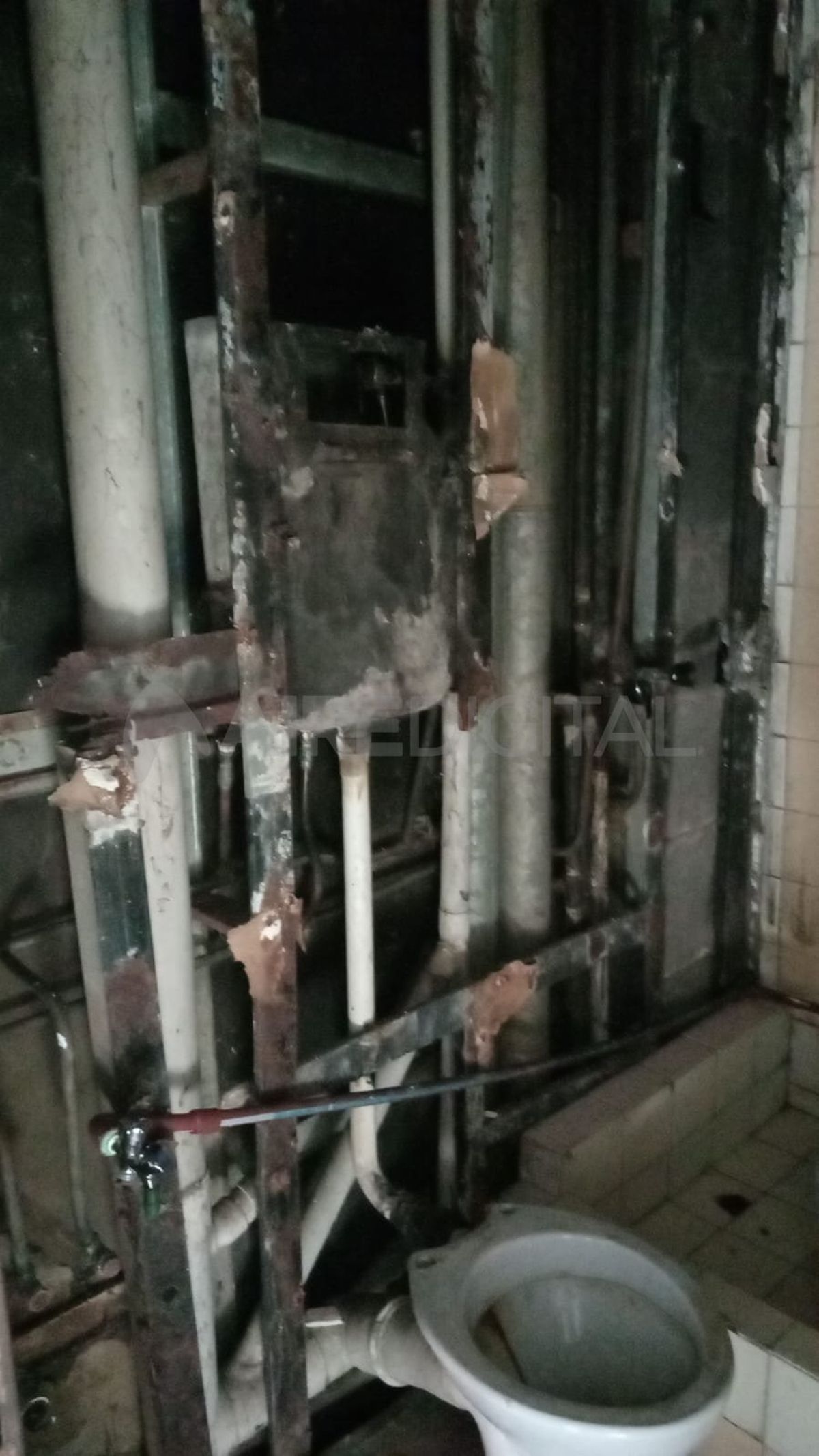 Así quedó su baño producto del incendio. Así quedó su baño producto del incendio.