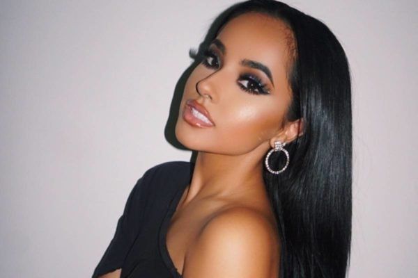 Becky G aparece tocando piano y deja sorprendido a sus fans