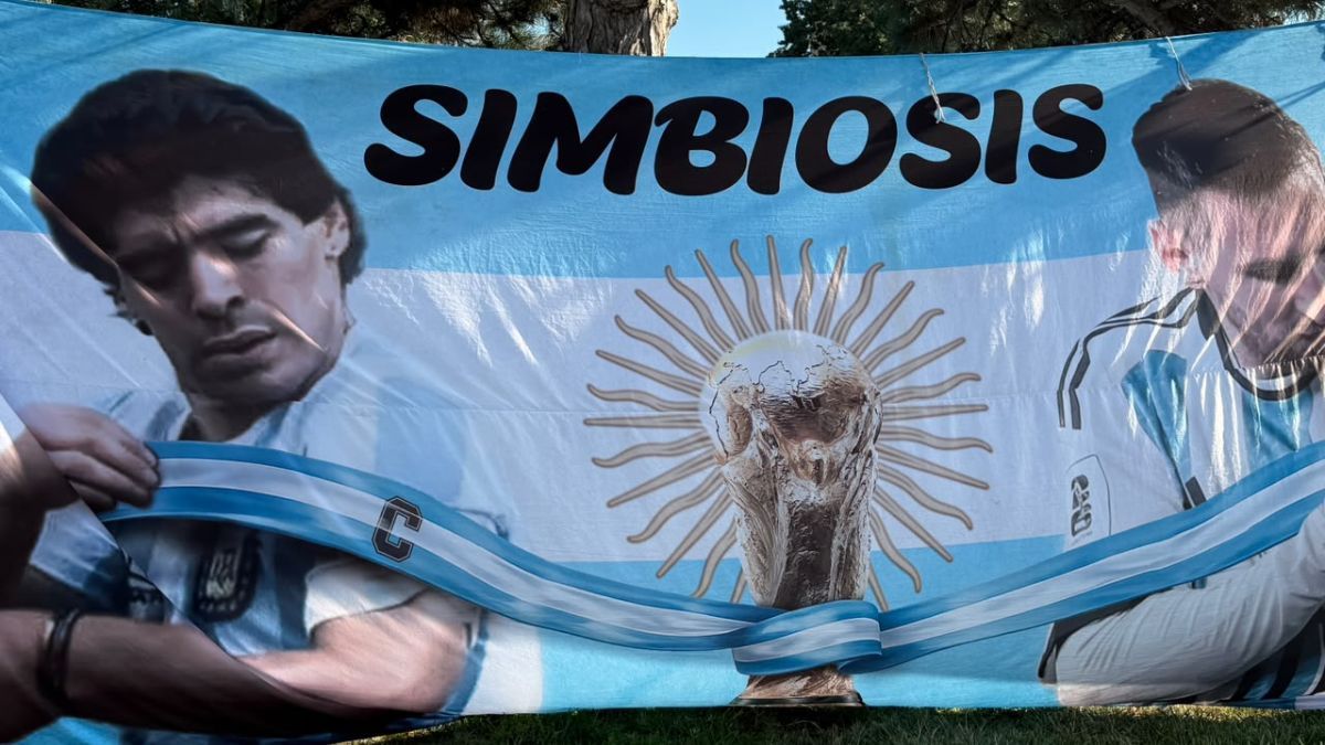 Messi y Maradona, presentes en la mayoría de banderas celestes y blancas. Messi y Maradona, presentes en la mayoría de banderas celestes y blancas.