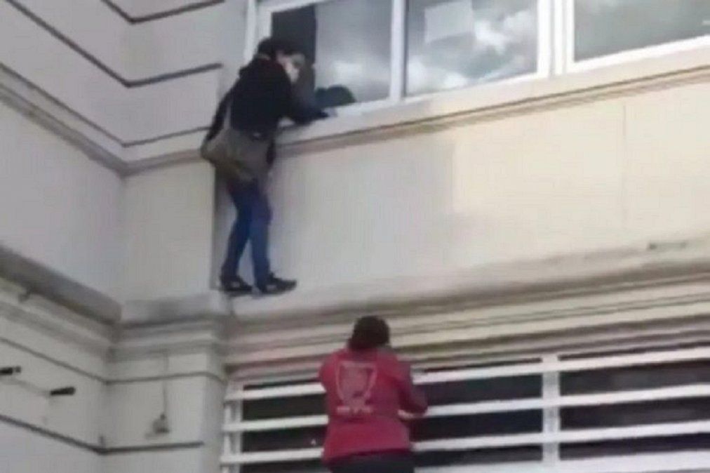 Video: la Mujer araña que se trepó en el Hospital Muñiz para ver a un familiar con covid