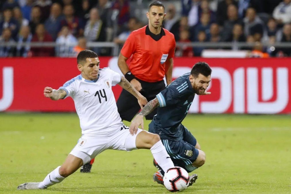 Messi a pura gambeta entre cinco uruguayos