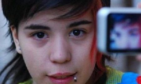 Cumbio no solo fue furor en Fotolog: también lanzó su libro, esmaltes y varios productos con su nombre. Cumbio no solo fue furor en Fotolog: también lanzó su libro, esmaltes y varios productos con su nombre.