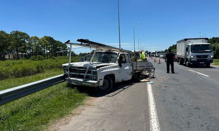 Un conductor salvó su vida de milagro tras una falla mecánica a la altura de los countries en la autopista Rosario - Santa Fe. Un conductor salvó su vida de milagro tras una falla mecánica a la altura de los countries en la autopista Rosario - Santa Fe.
