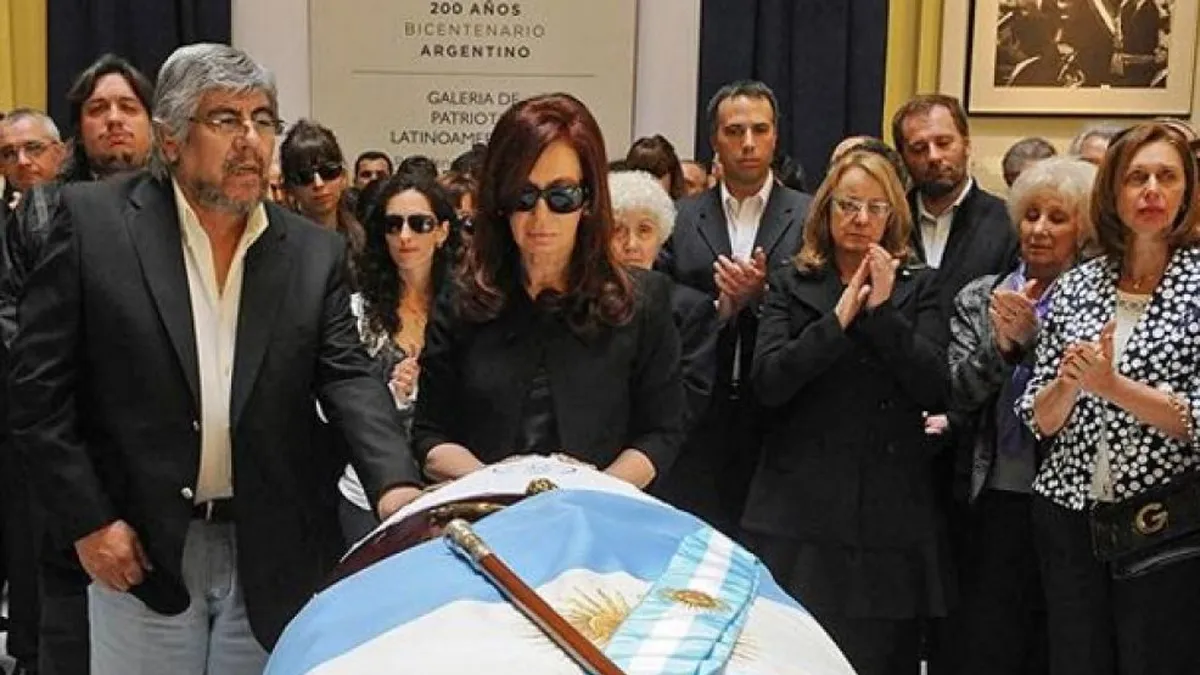 El 27 de octubre de 2010, Néstor Kirchner falleció de un infarto y la noticia conmovió al país. El 27 de octubre de 2010, Néstor Kirchner falleció de un infarto y la noticia conmovió al país.