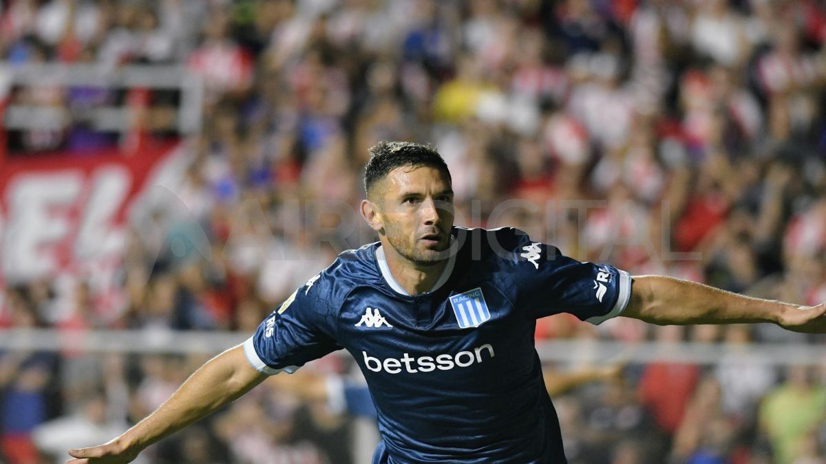 Maravilla Martínez ganó en las alturas y le dio la victoria a Racing por 1 a 0 ante Unión.