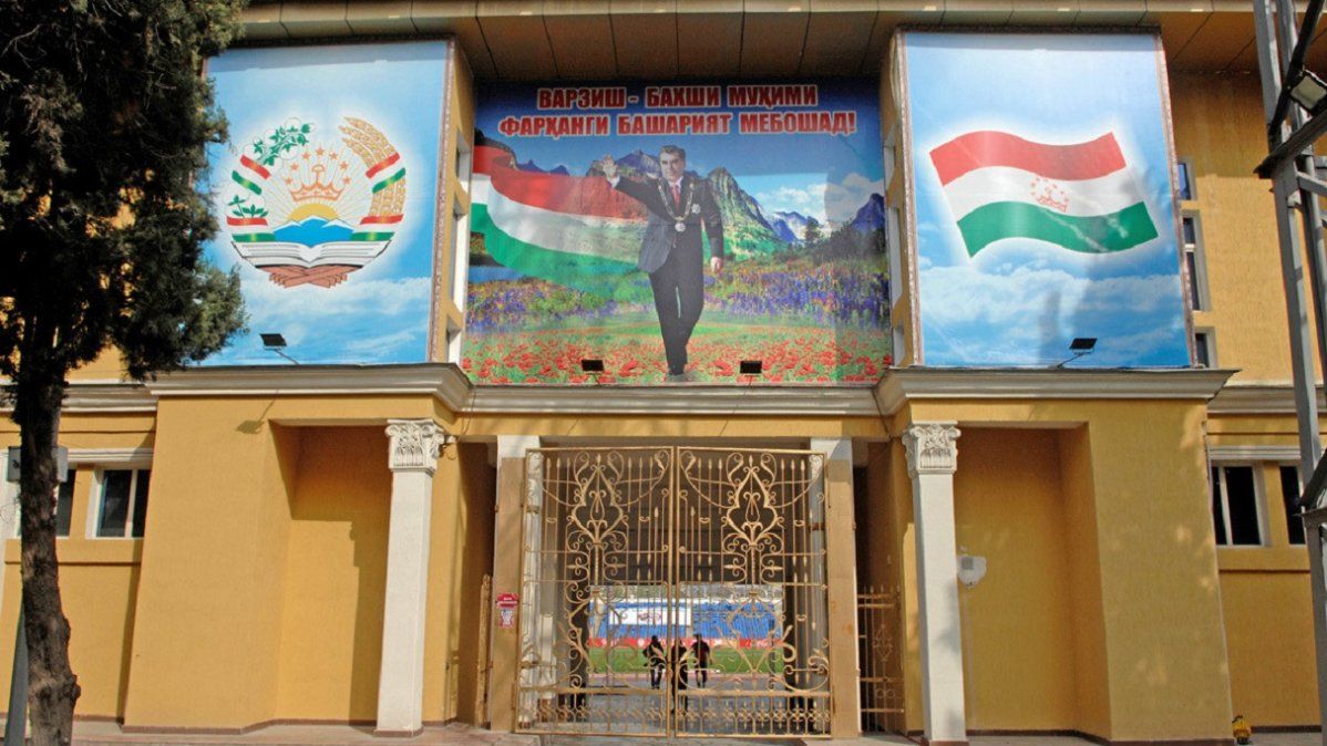 Entrada a un centro deportivo en Dusamb&eacute;