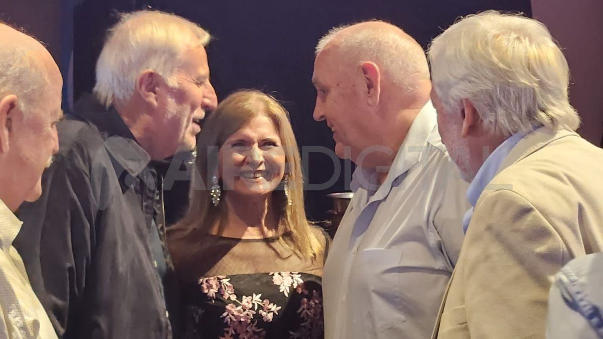 José Vignatti y Luis Spahn, en una charla amena durante la cena de homenaje a Nery Alberto Pumpido.