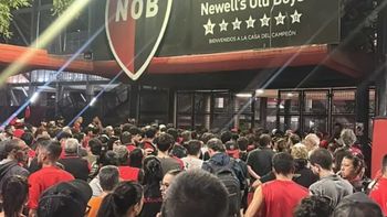 Los hinchas de Newells apuntaron contra la dirigencia y echaron a periodistas